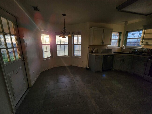 Building Photo - 3834 Notre Dame Cir