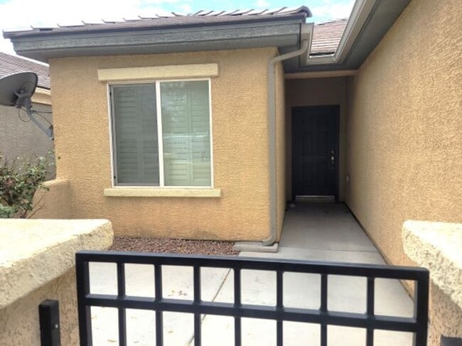 Building Photo - Single story with lots of tile in living a...