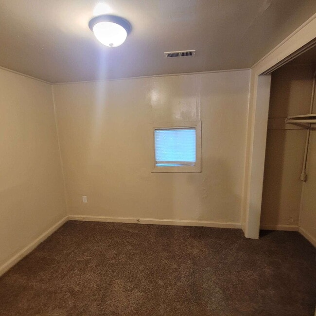 Building Photo - 4BR Mars Hill House! Must See!