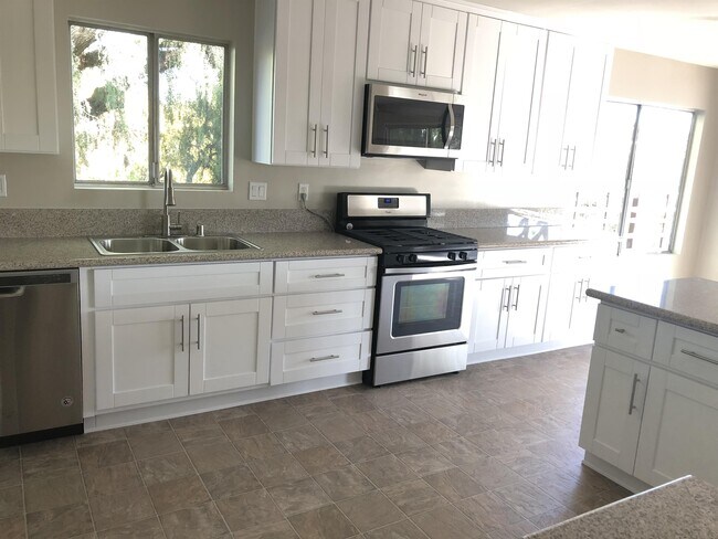 Building Photo - 3869 Grandview Pl