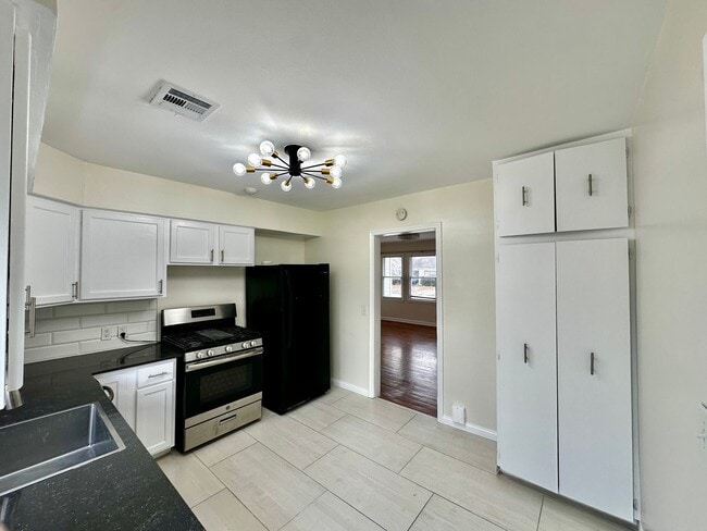 Building Photo - Adorable Midtown Home!