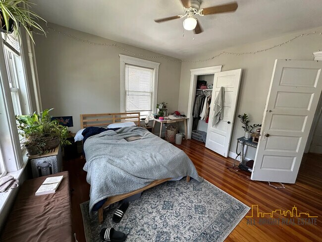 Building Photo - 136 Brooks St