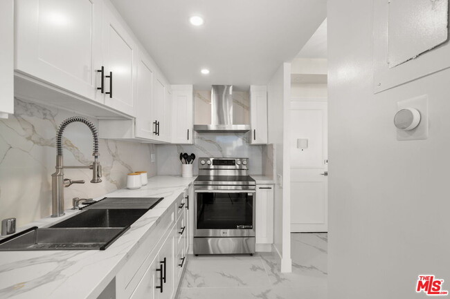 Building Photo - 10450 Wilshire Blvd
