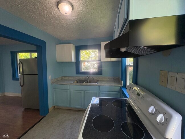 Foto del edificio - 2827 E 18th St