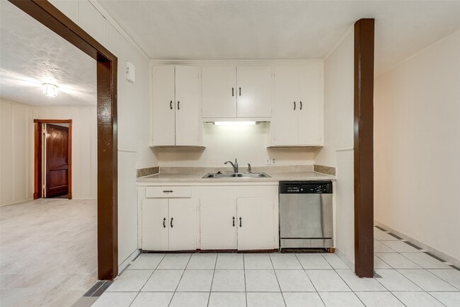 Building Photo - 6506 Westview Dr