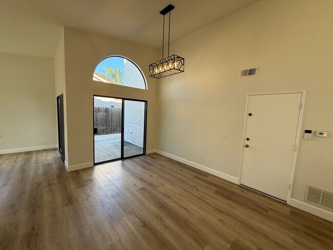 Foto del edificio - 4 Bedroom Single Story Home Available