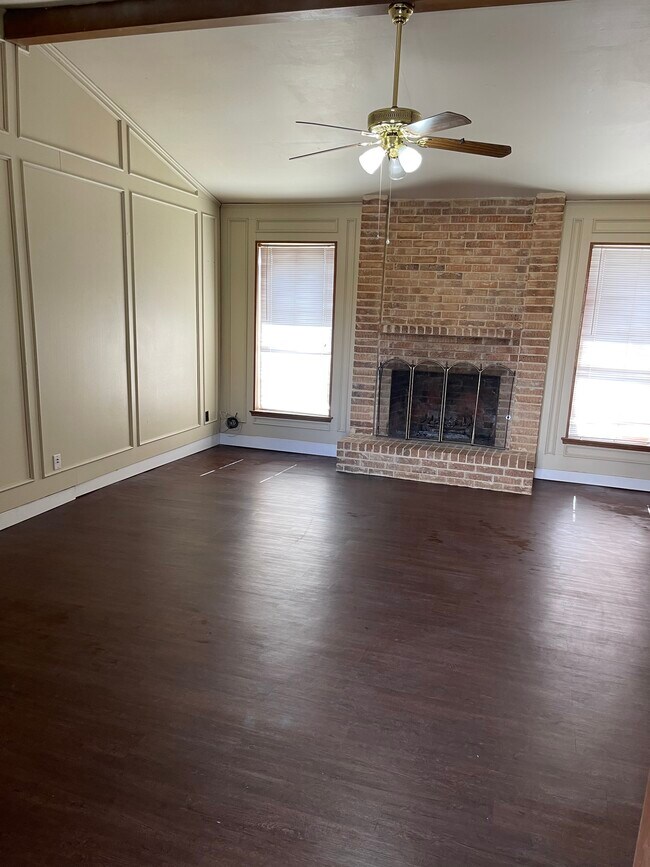 Building Photo - 7202 Lakeshore Dr