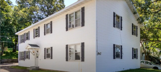 Building Photo - 1 BD, 1 BA Apartment With Off-Street Parki...