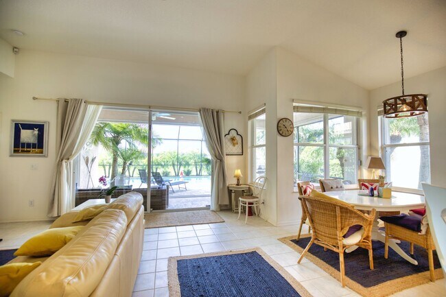 Building Photo - Seasonal Short-Term Single Family Pool Home in Pelican Pointe Golf & Country Club!