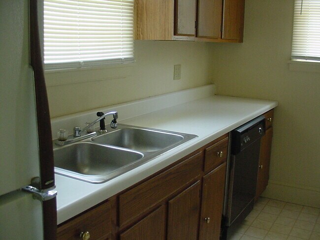 Foto del edificio - 2 Bedroom House off of Ogelthorpe Avenue