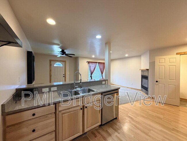 Foto del edificio - 3147 Cattail St