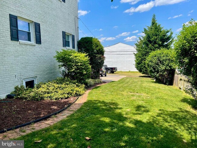 Building Photo - 160 Lynhaven Dr