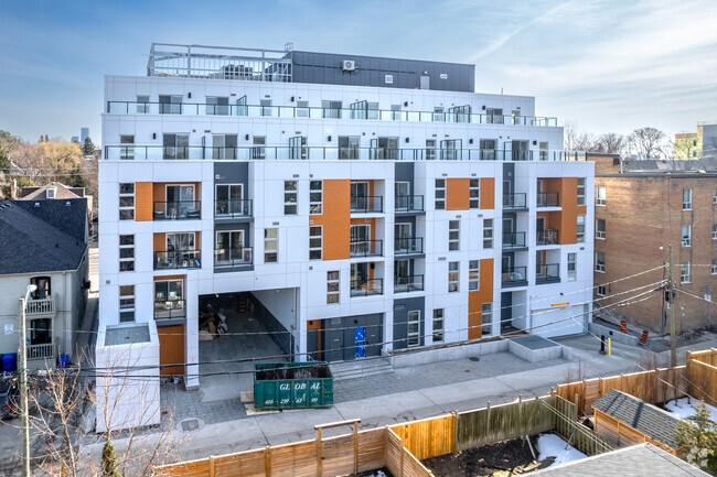 Building Photo - 1996-2000 Bathurst St