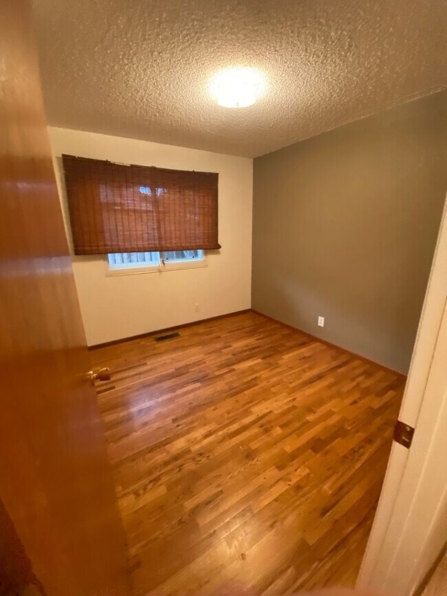 Building Photo - 4621 Azalea Dr