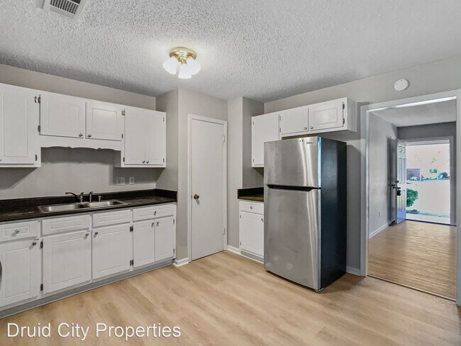 Building Photo - 3 br, 1 bath House - 2722 Deer Haven Drive