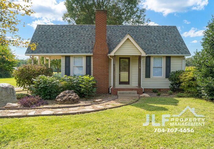Primary Photo - Charming country cottage with tons of extr...