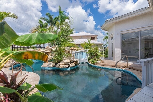 Foto del edificio - 2417 Cape Coral Pkwy W