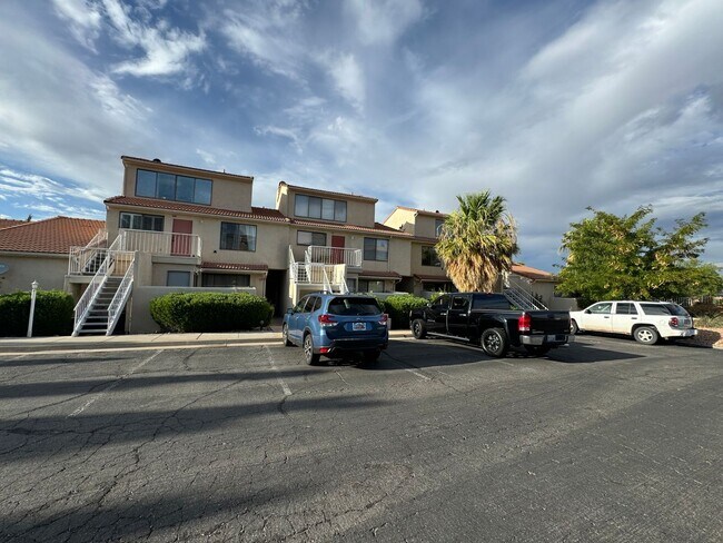 Foto del edificio - Recently updated condo with gym, pool, and...