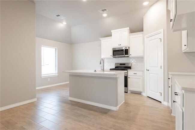 Foto del edificio - LUXURY NEW 3 Bedroom 2 Bathroom Home in Piedmont Schools (Neighborhood Park and Basketball court)