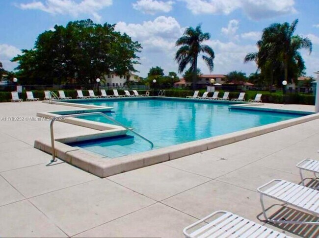 Foto del edificio - 1617 W Harmony Lake Cir