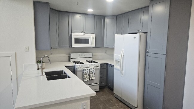 Building Photo - 13133 Le Parc Blvd
