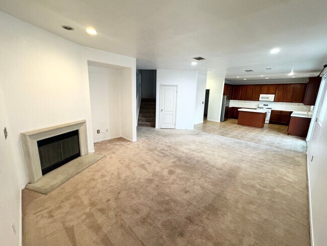 Foto del edificio - Spacious 5 bedroom home