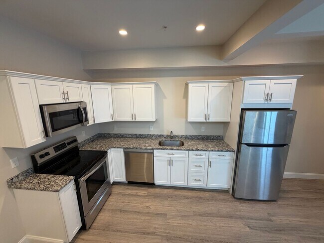 Building Photo - 129 Kenoza Ave