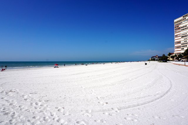 Preciosa playa, arena blanca, océano turquesa. - 17880 Gulf Blvd