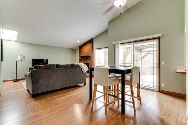 Building Photo - 2644 Willona Dr