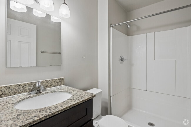 4 habitaciones, 2 baños - 1200 pies cuadrados - Baño principal - Elevations One