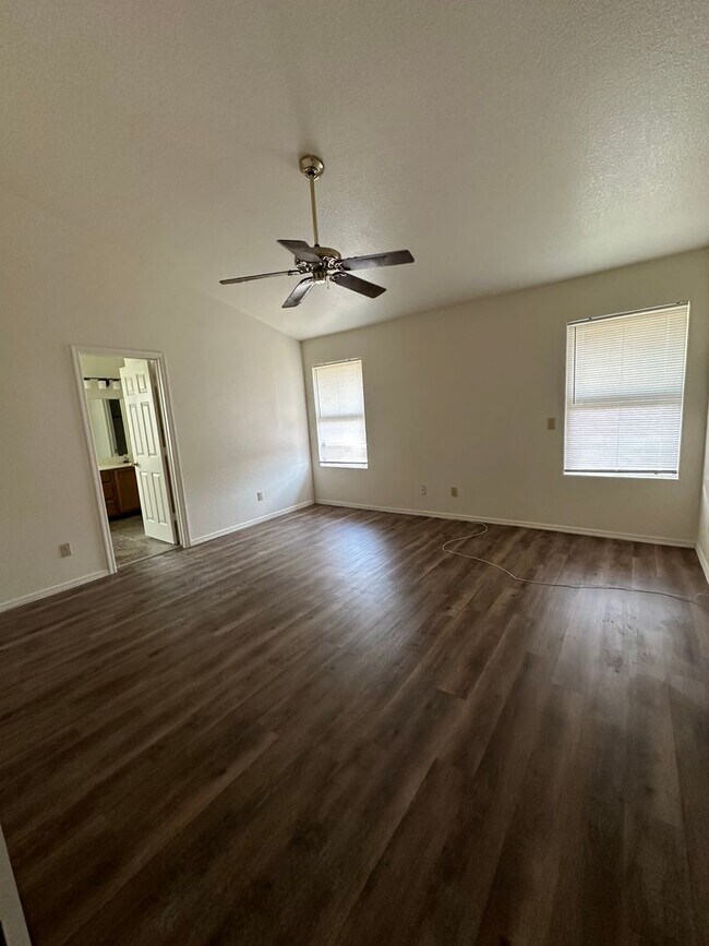 Foto del edificio - 3 BEDROOM HOME IN CHANDLER WITH FENCED POOL