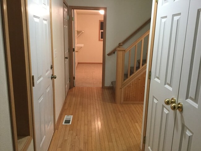 Building Photo - 2100 Square Foot  4 Bed Room Home Fenced Y...