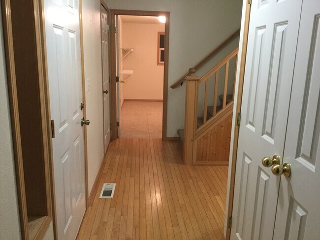 Foto del edificio - 2100 Square Foot  4 Bed Room Home Fenced Y...