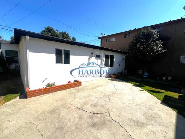 Photo - 2332 Cedar Ave Apartment