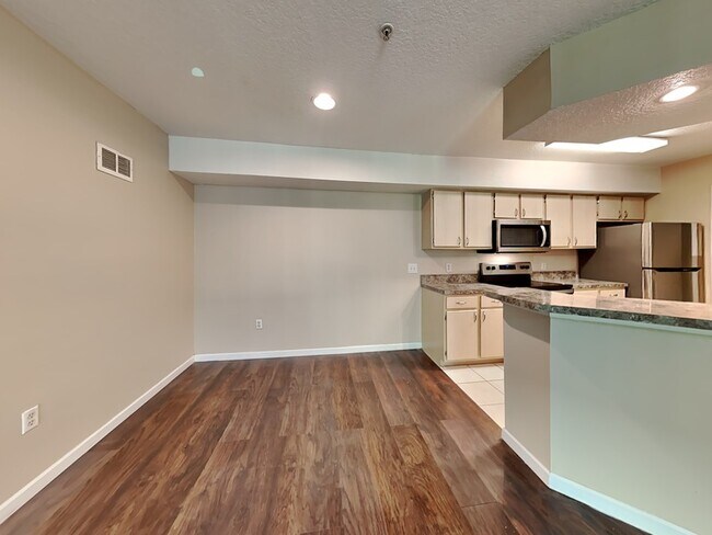 Foto del edificio - 814 Crest Pines Dr