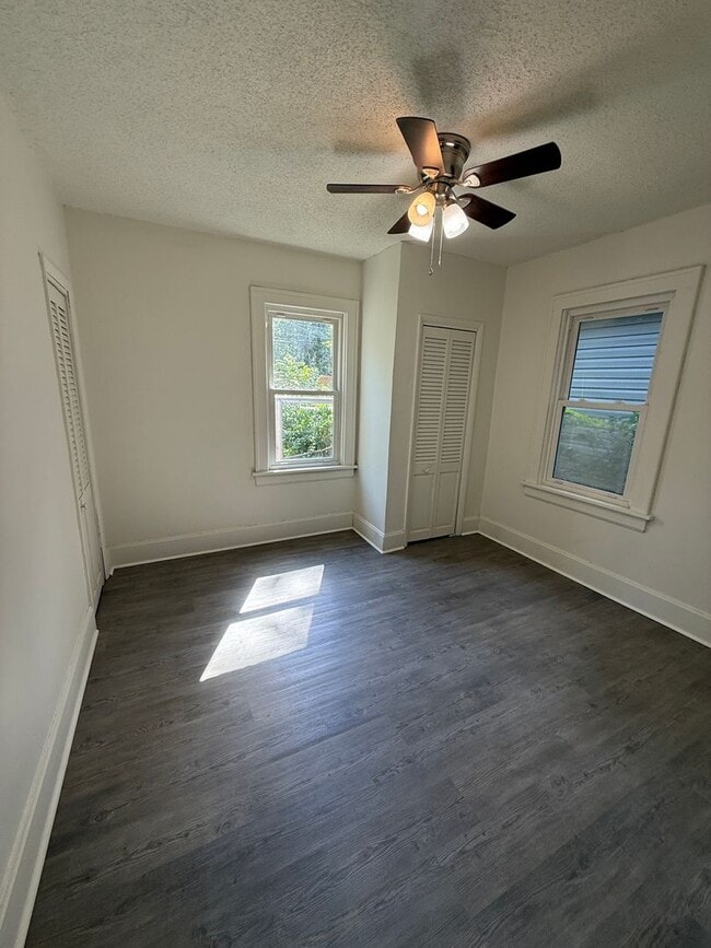 Building Photo - Newly refreshed home