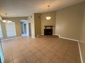 Building Photo - 1126-1128 Willow Creek Dr
