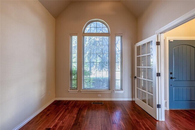 Foto del edificio - 2725 Fairfield Dr