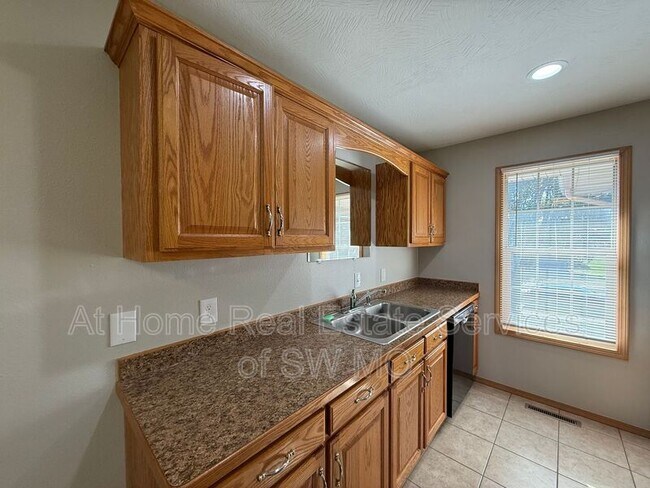 Building Photo - 2307 W Parkview