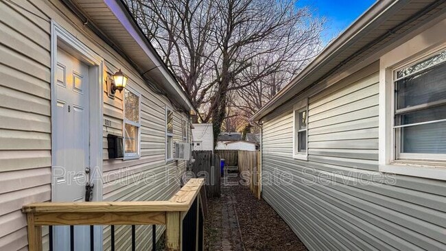 Building Photo - 3027 Peronne Ave