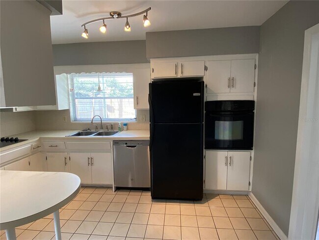 Building Photo - 950 Lakewood Dr