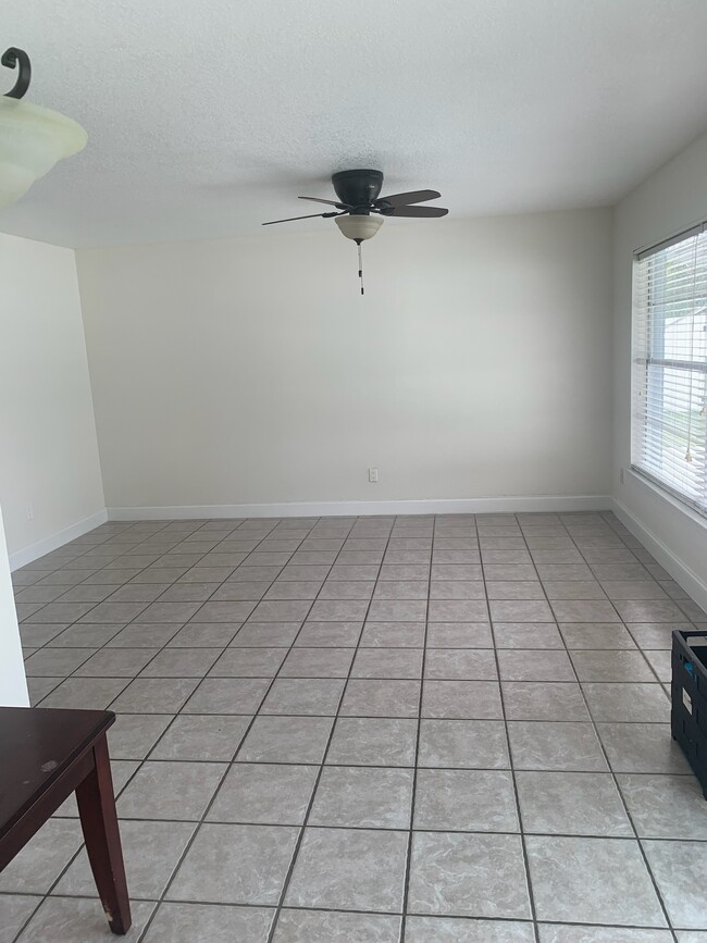 Large Living room - 4828 Haines Cir