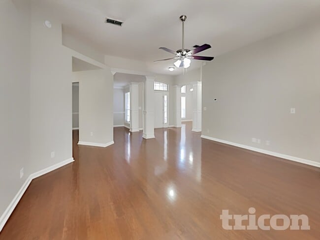 Building Photo - 838 Poydras Ln W