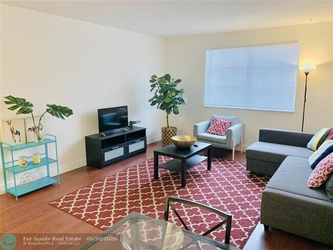 Foto del edificio - 1851 NE 62nd St