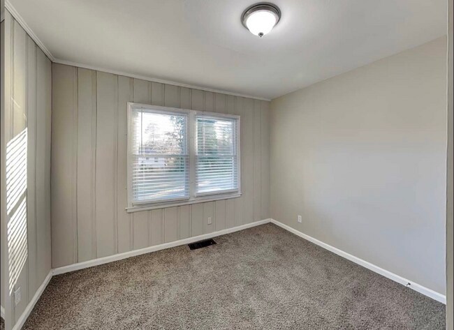 Foto del edificio - 44 Pearsall Farm Ln