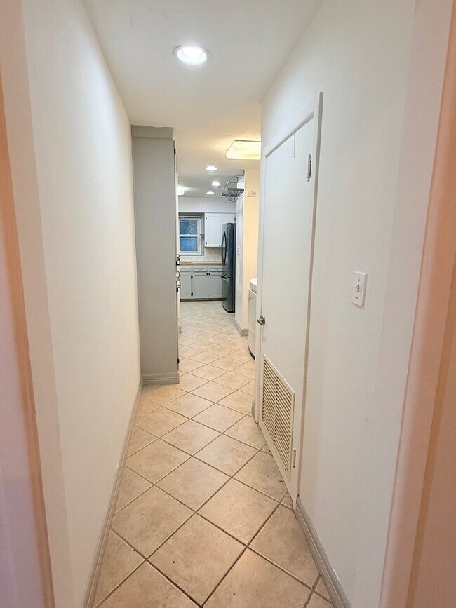 Building Photo - 625 Catalina Pl