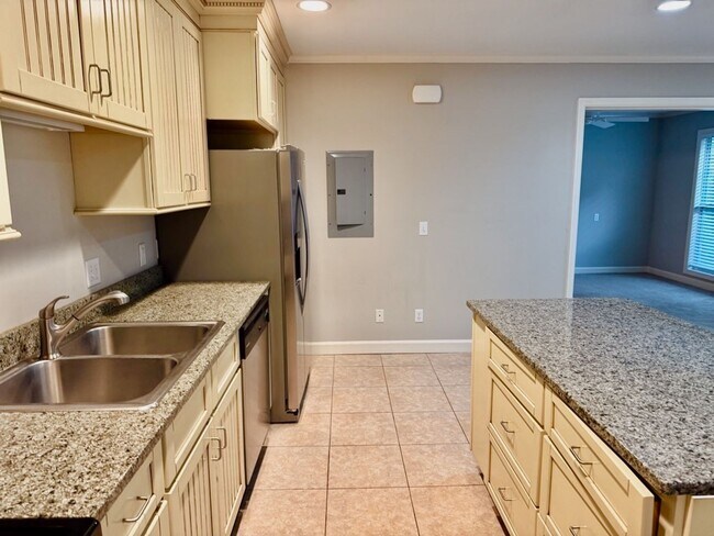 Foto del edificio - Top-Floor South End Villa Near Coligny Beach- Available Now!