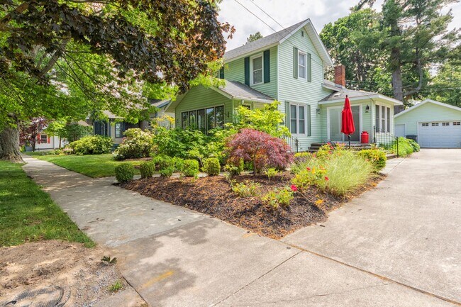 Building Photo - Charming Fully Furnished Three Bed, Two Ba...