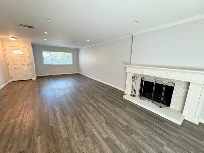 Building Photo - Beautifully updated single level home in W...
