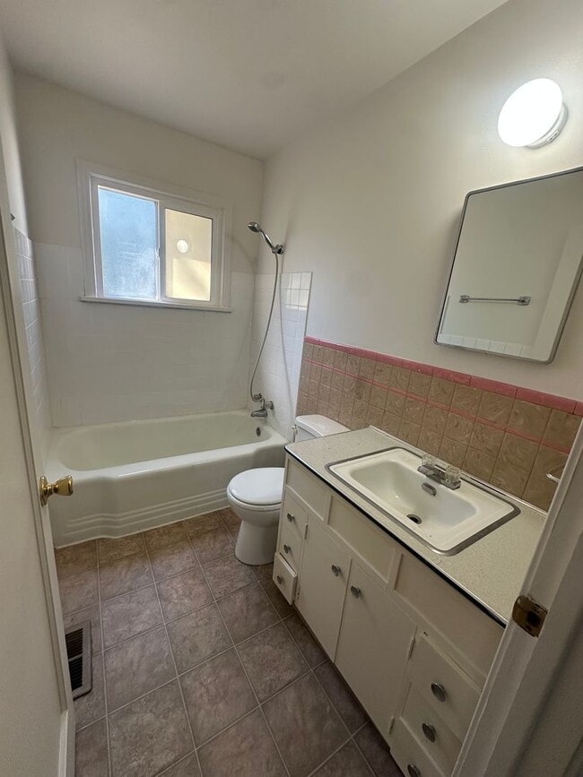 Building Photo - Beautiful 2 Bedroom 1 Bath House!!!! #1055